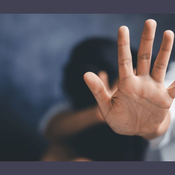 Violan y embarazan a joven con retraso madurativo: Buscan al autor