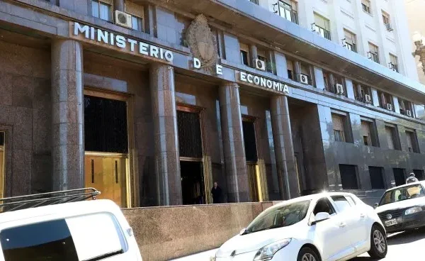 Deuda: Luis Caputo colocó $5 billones y mercado no tuvo apetito por bonos dólar linked tras flexibilización del cepo