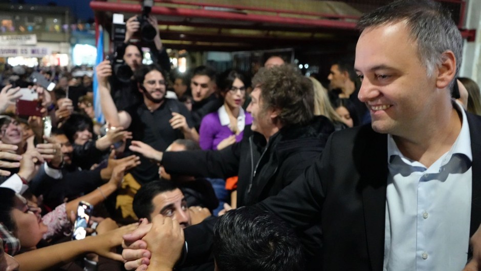 Custodiado por francotiradores, Milei hizo campaña por Adorni en Lugano