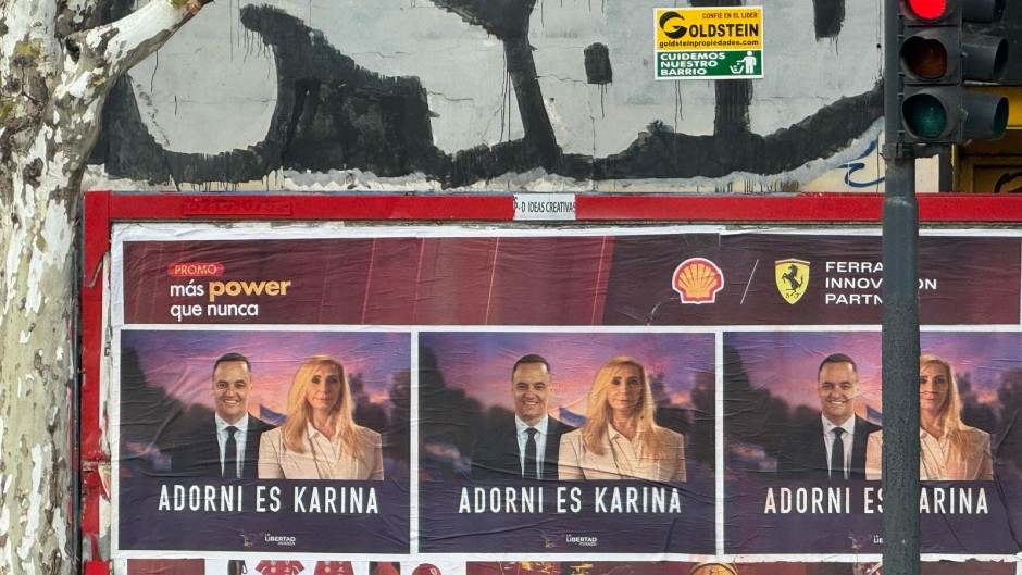 Karina encargó afiches suyos con Adorni porque quiere ser jefa de Gobierno