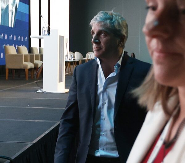 Pese a la salida del cepo caen las acciones de empresas líderes y sube el riesgo país