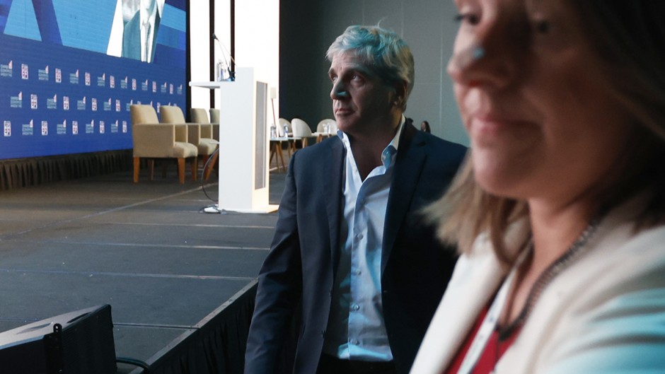 Pese a la salida del cepo caen las acciones de empresas líderes y sube el riesgo país