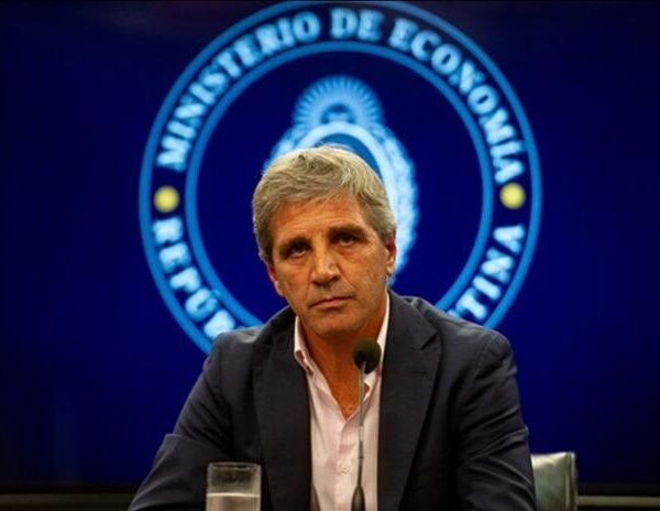 Luis Caputo anticipó que el Gobierno avanzará en una reforma del IVA para fomentar la competencia entre provincias