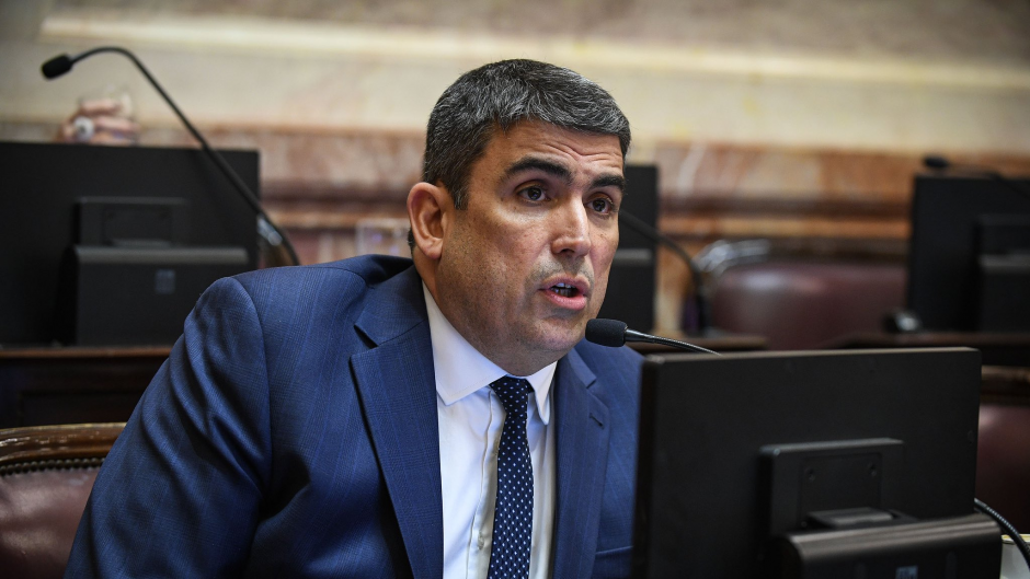 Un senador de Ziliotto se fue a veranear a las Canarias y puso en riesgo el rechazo de Ficha Limpia