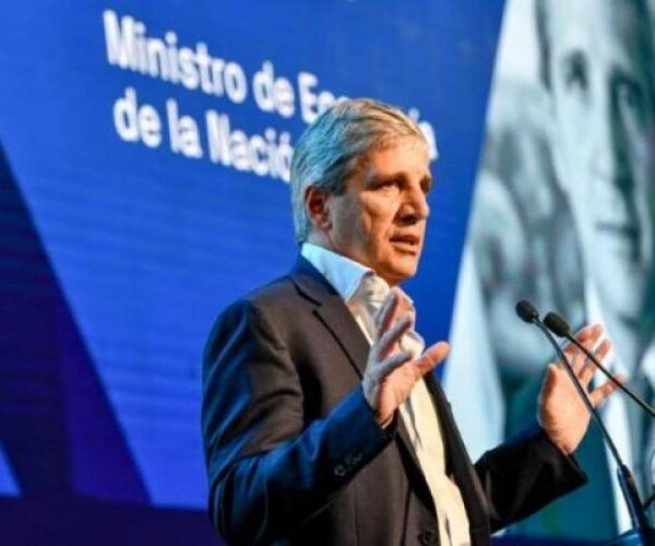«Podríamos ir a una convertibilidad por debajo de mil pesos por dólar»