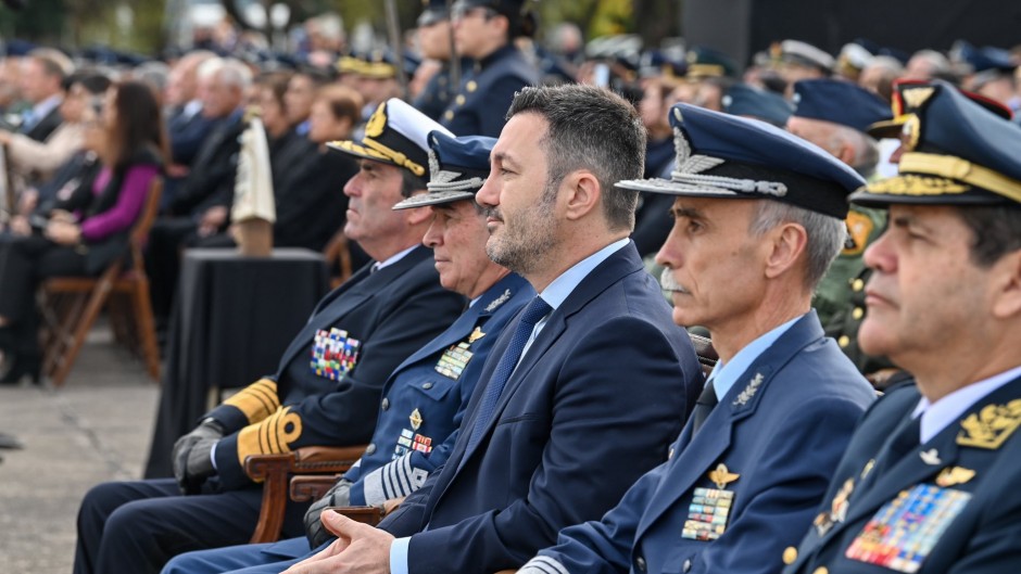 Petri lleva a la fábrica de aviones de Córdoba a una fuerte crisis y Llaryora pierde interés en que pase a la Provincia
