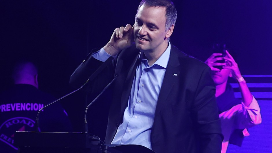 Santiago quiere imponerle a Karina el reemplazante de Adorni