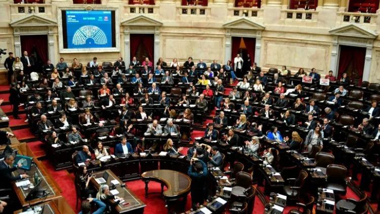 Tras fracasar en el recinto, la oposición busca sesionar el 4/6