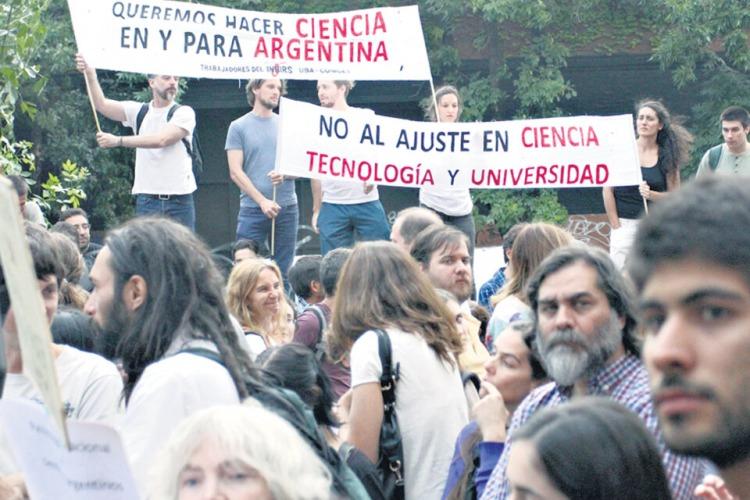 Científicos y universidades marchan en todo el país contra el ajuste de Milei sobre ambos sectores