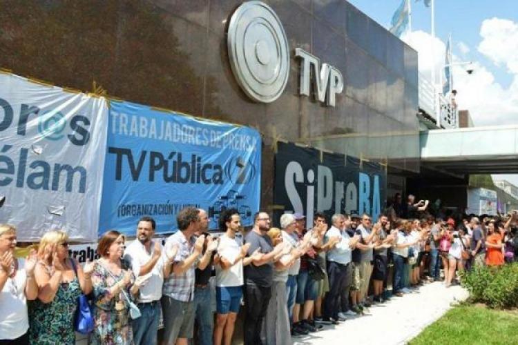Los trabajadores de la TV Pública irrumpieron el aire con un reclamo al Gobierno: «Pagá los sueldos LPQTP»