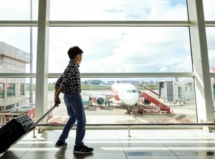 Cambios en los requisitos para la salida de menores hacia el exterior: Desde junio, el permiso quedará registrado en el pasaporte