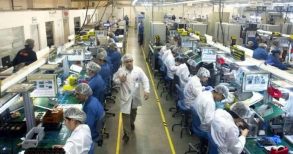 Paro total en Tierra del Fuego: tras la baja de aranceles, los trabajadores de las plantas de celulares frenan la actividad. El Gobierno ya analiza la importación total