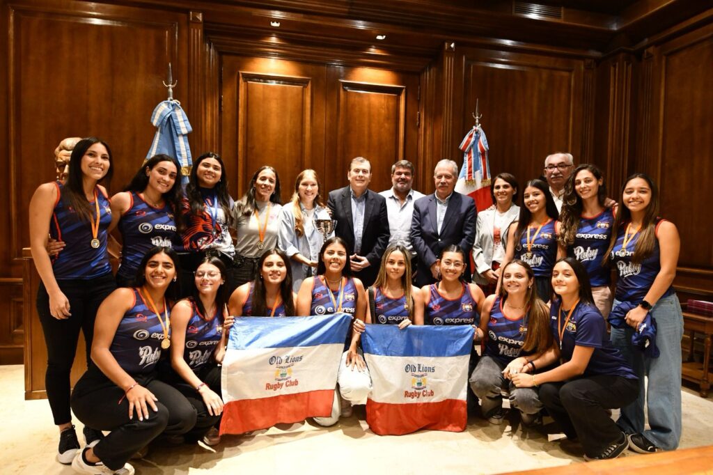 El plantel femenino de Hockey tras consagrarse campeón fue recibido por el Gobernador Zamora