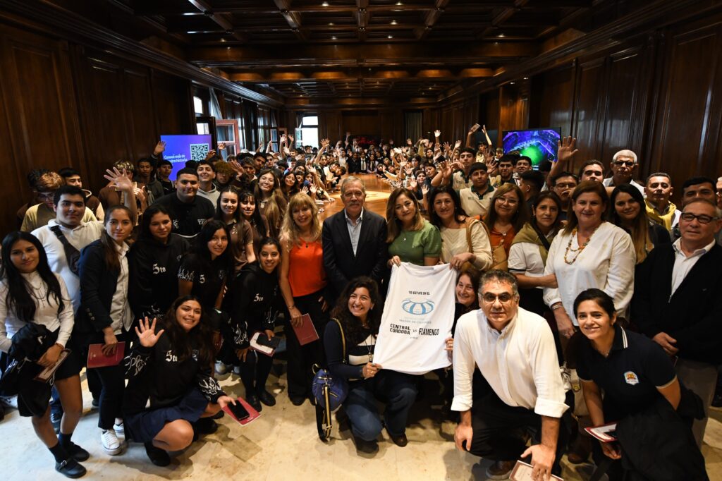 El jefe de Gabinete recibió a más de 400 alumnos del interior en Casa de Gobierno