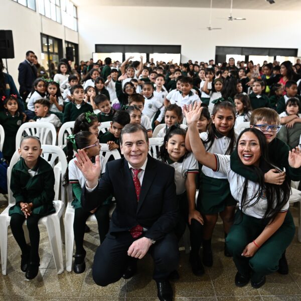 Zamora inauguró en el B° Parque del Río I la Escuela N°1250 “Papa Francisco” y el Jardín de Infantes N° 919 con orientación en medio ambiente