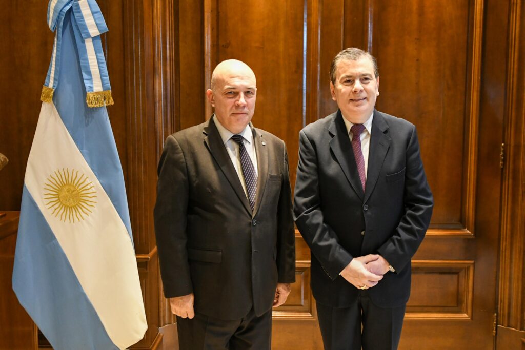 El Gobernador recibió al historiador Eduardo Lazzari
