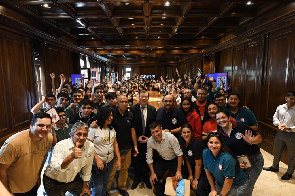 El Gobernador Zamora recibió a estudiantes de Bandera, Quimilí y Añatuya