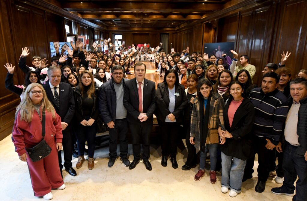 Zamora recibió a estudiantes de los departamentos Ibarra, Moreno, Copo y Ojo de Agua