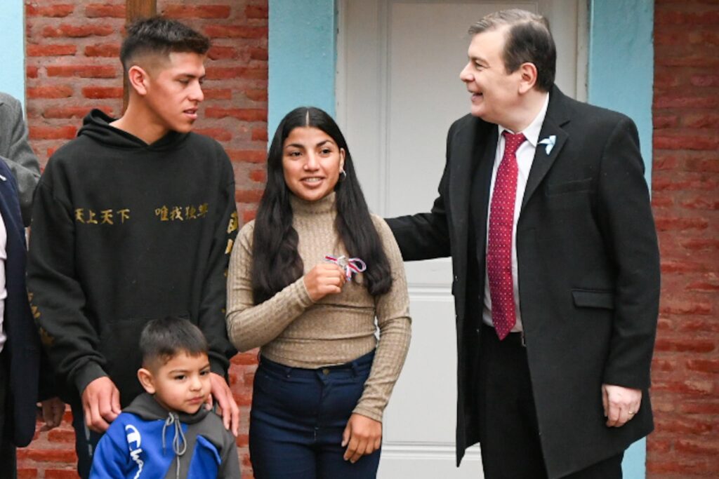 49 viviendas sociales entregó Gerardo Zamora a familias de El Aibe y La Aurora
