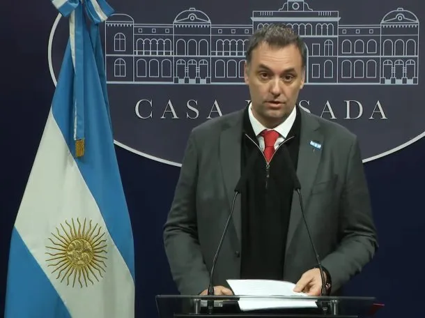 Manuel Adorni rechazó el reclamo de FOPEA por las restricciones para las acreditaciones en Casa Rosada