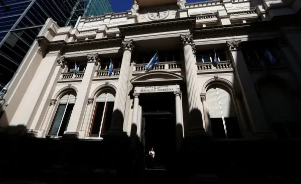 Las reservas se hundieron u$s2.106 millones en mayo, mientras el BCRA no intervino en ninguna rueda del mes