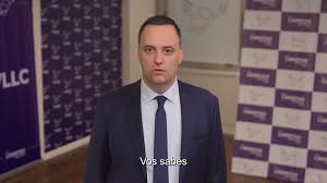 El relato del fin de la publicidad oficial choca con los spots de Adorni en TV abierta