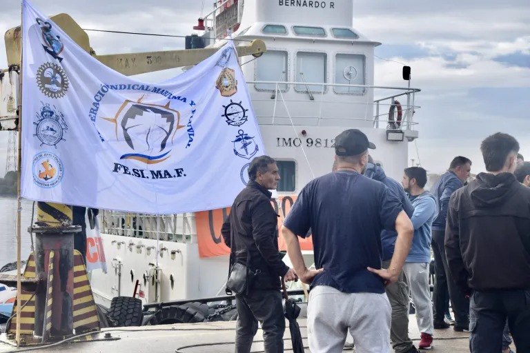 Gremios marítimos desafían el decreto antihuelga del Gobierno y lanzan un paro total de actividades