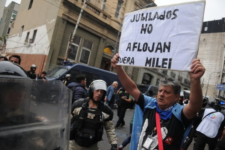 Los jubilados marchan, la Policía reprime