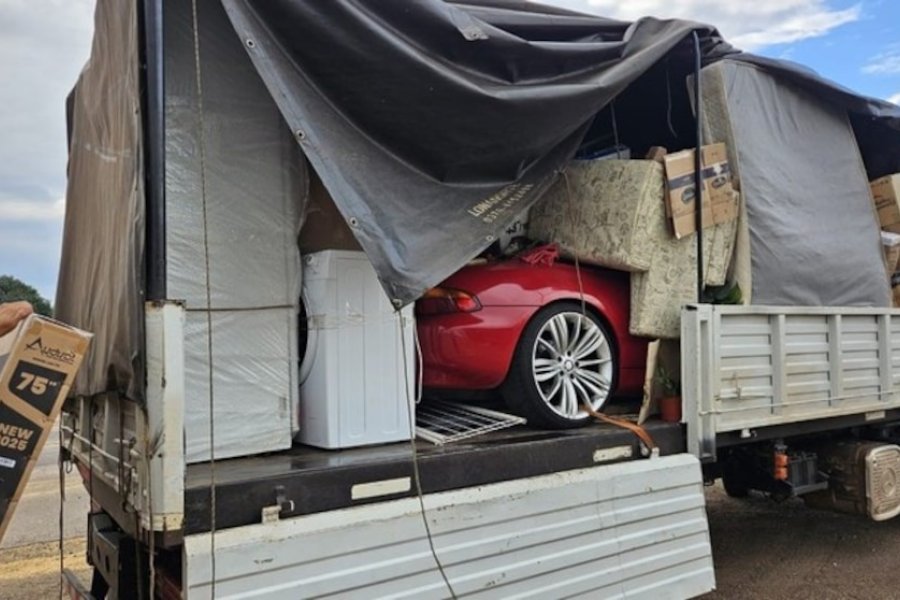 Gendarmería detectó un BMW de casi 100 millones de pesos oculto en un camión de mudanzas