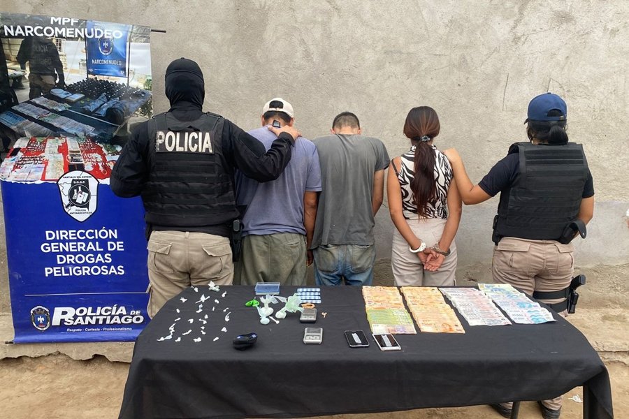 Allanan dos viviendas de La Banda, apresan a 3 «dealers» e incautan drogas y dinero