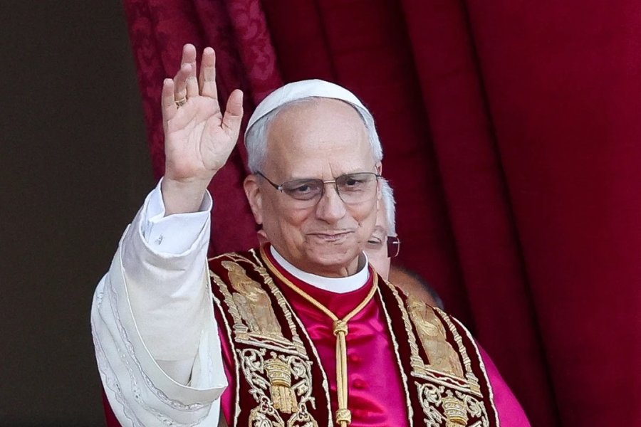 El Papa León XIV, sigue la senda de Francisco: Humildad en los pies y lenguas de la gente en la liturgia