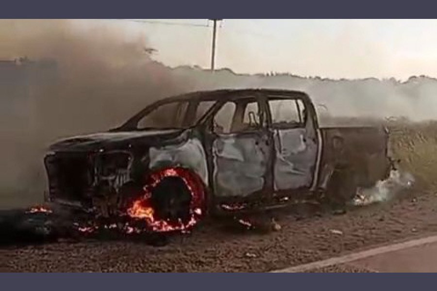 Incendio devoró por completo una camioneta cerca de Guardia Escolta