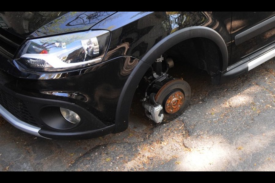 Sustrajeron una rueda de un automóvil que estaba estacionado