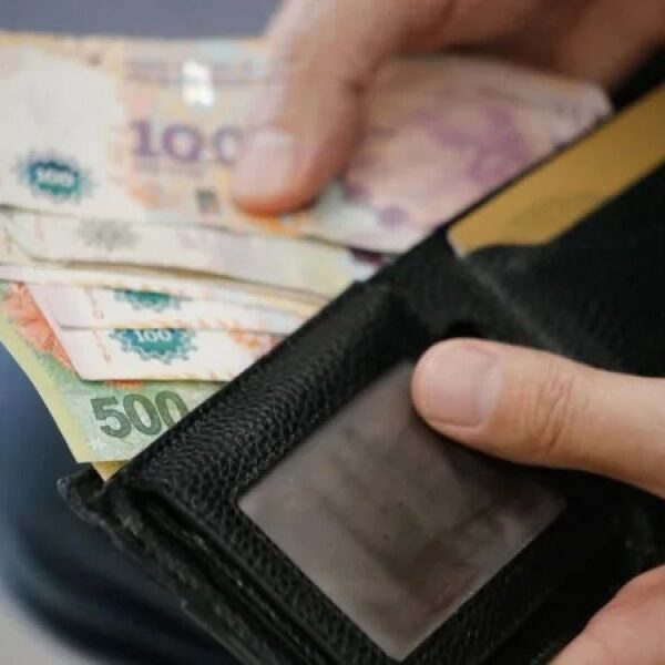 Los salarios cayeron en marzo: Fuerte retroceso por el cepo a las paritarias que impone el Gobierno