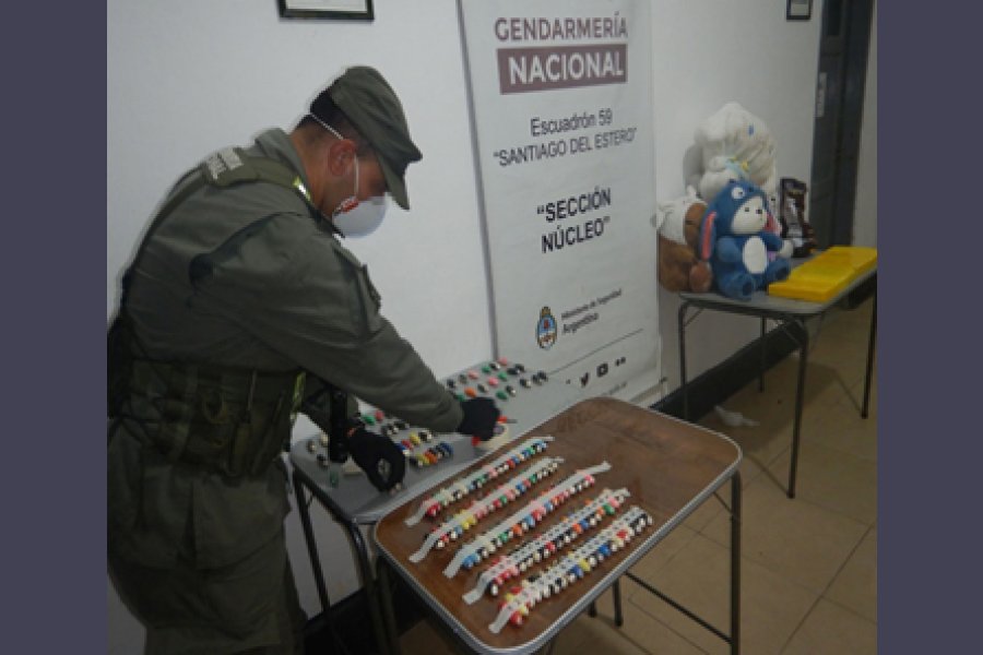 Descubren más de 10 kilos de cocaína en peluches, paquetes de golosinas y almohadas