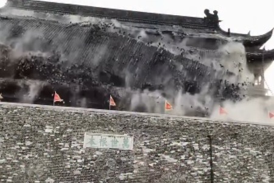 Colapsa parte de una torre de más de 650 años de antigüedad tras millonaria restauración