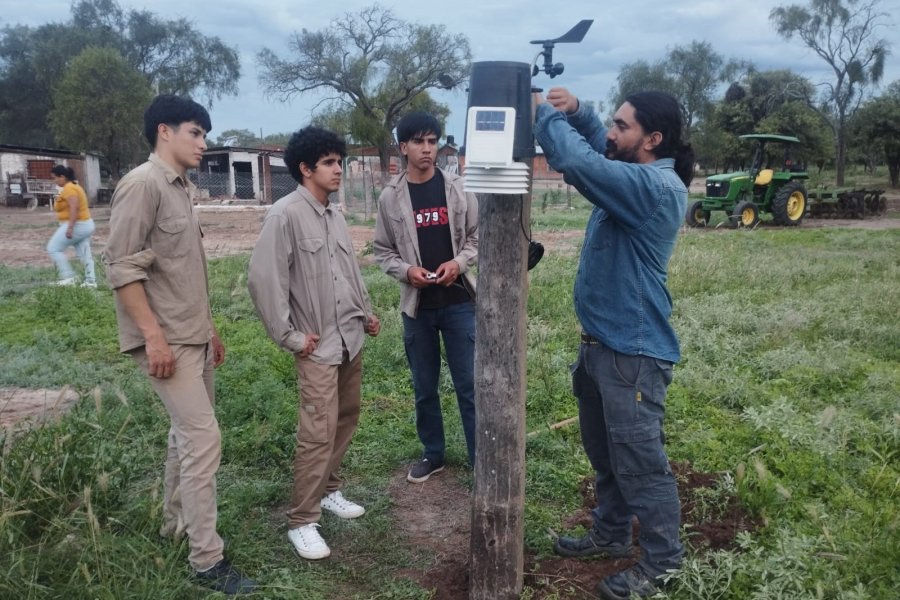 Alumnos y profesores instalan una estación meteorológica