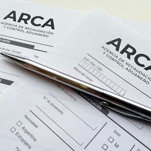 Algunas dudas y sospechas que dejan las medidas de Caputo para el uso de dólares