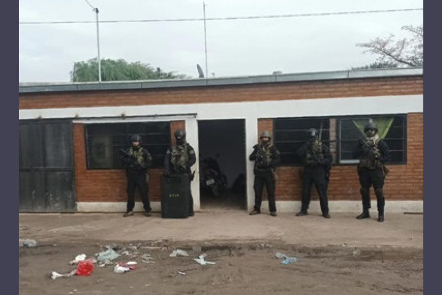 B° Río Dulce: Secuestran dinero, armas de fuego, 10 mil dosis de marihuana y más de un kilo de cocaína