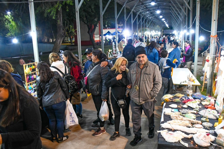 Feria de artesanos y emprendedores en el Parque Oeste