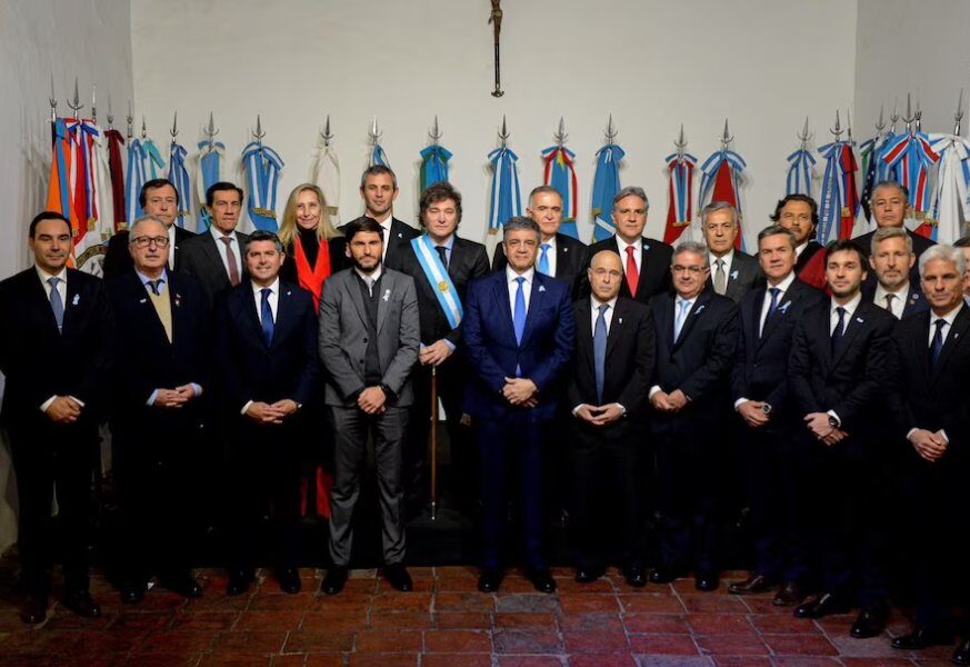 Un gobernador firmará el convenio para adherir al plan “dólares del colchón” y el Ejecutivo busca sumar más provincias