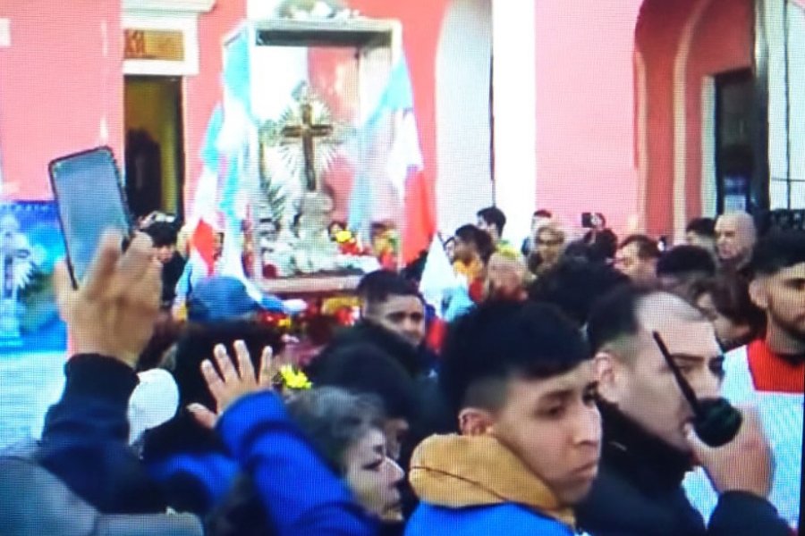 Cientos de fieles participaron ayer de la bajada de la cruz y la misa en el árbol