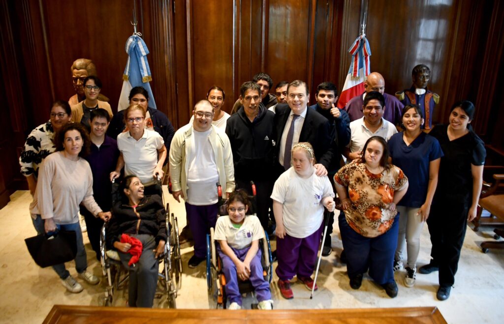 Alumnos del instituto Lola Mora visitaron al gobernador Gerardo Zamora, en Casa de Gobierno  