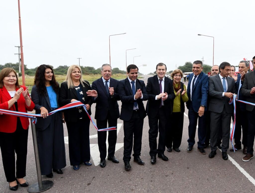Zamora inauguró la repavimentación de la Ruta 21 desde Ruta 5 hasta Clodomira y entregó viviendas sociales a 25 familias del departamento Banda