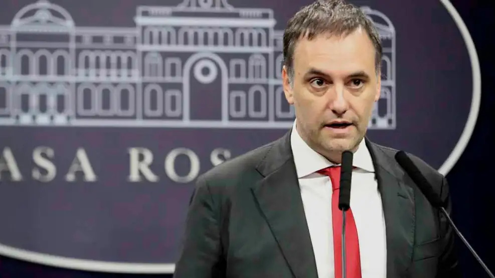 Desguace en los medios públicos: el gobierno pretende achicar la planta de RTA en medio de una interna entre Manuel Adorni y el interventor