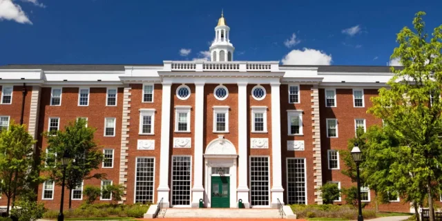 Una jueza bloquea temporalmente el veto de Trump a estudiantes extranjeros de Harvard