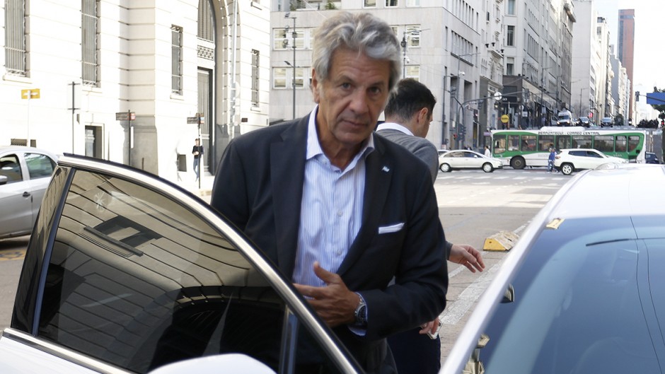 Para financiarse, Caputo manotea plata de las provincias de la caja de ARCA