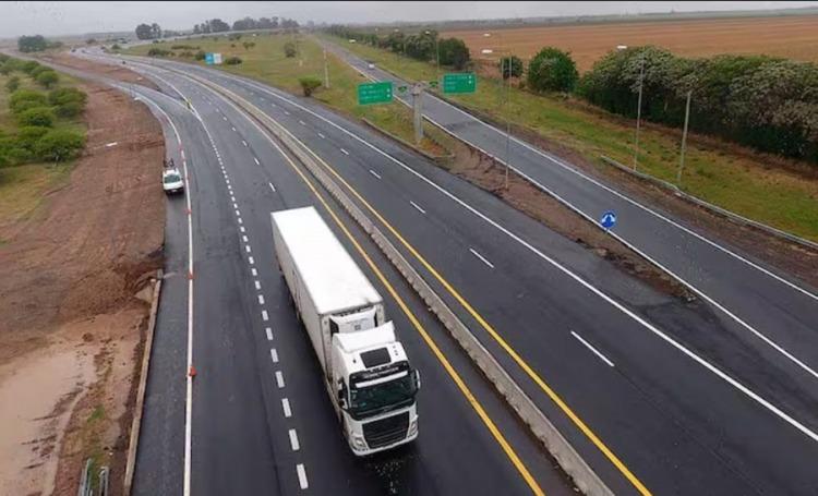 El Gobierno formalizó la licitación para privatizar 700 kilómetros del corredor del Mercosur