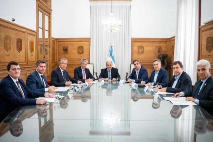 Una a una, las provincias que suscribieron al plan para usar “dólares bajo el colchón” del Gobierno