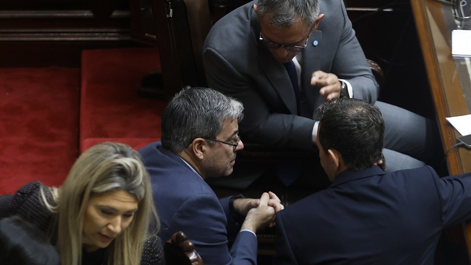 El peronismo aceptó cederle a Milei el control de la comisión Libra y agrava las sospechas de pacto